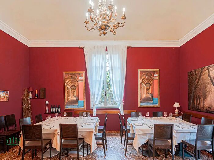 Casa con 9 locali in vendita in Via San Donato, Bologna