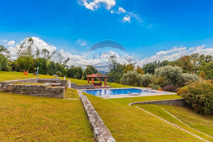 Casa con 13 locali in vendita in Angera