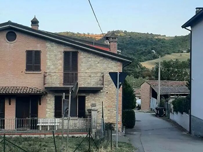 Casa quadrilocale in vendita in Vernasca