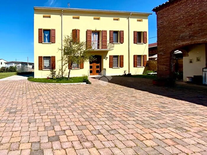 Casa con 6 locali in vendita in Via Guastalla, Reggiolo