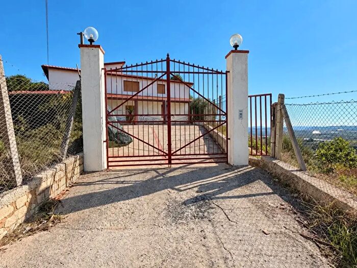 Casa con 8 locali in vendita in Canicatti'