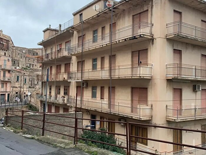 Appartamento quadrilocale in vendita in Via Fontana, Modica
