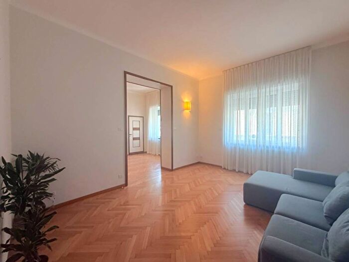 Appartamento quadrilocale in affitto in Via Vincenzo Bellini, Palestro, Milano