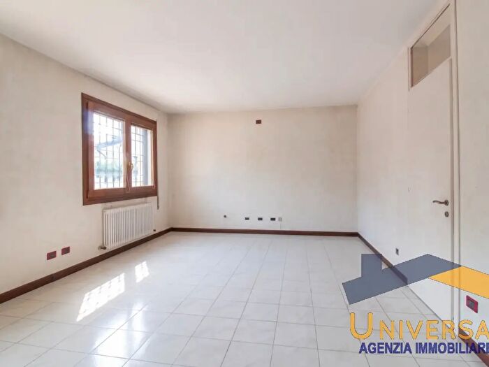 Appartamento con 5 locali in vendita in Via Aldo Moro, Villa Del Conte