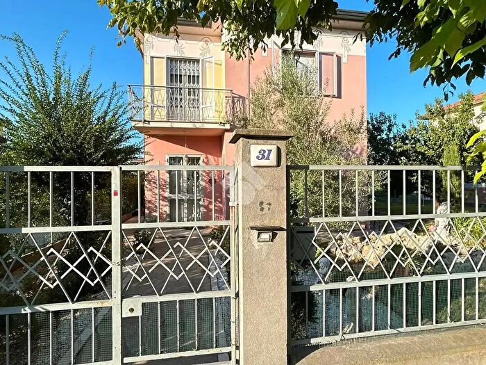 Appartamento con 8 locali in vendita in Via Don Giovanni Minzoni, Massa Lombarda