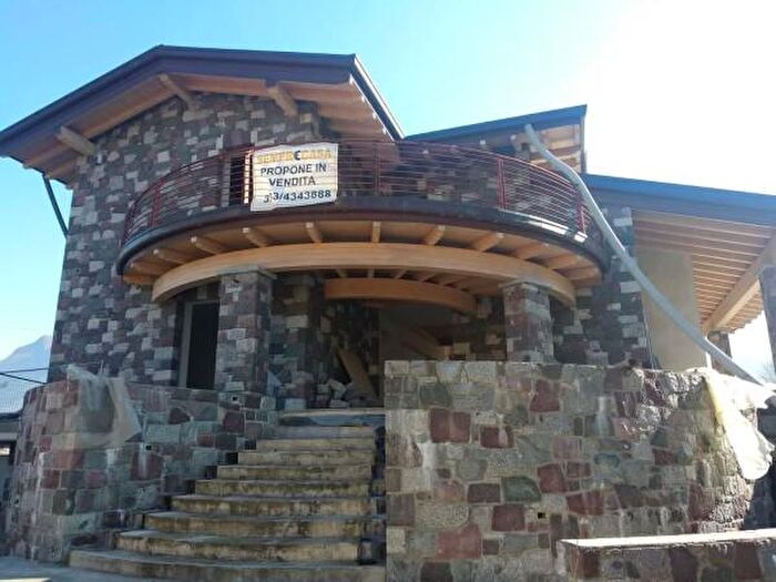 Casa con 6 locali in vendita in Via Carducci, Artogne