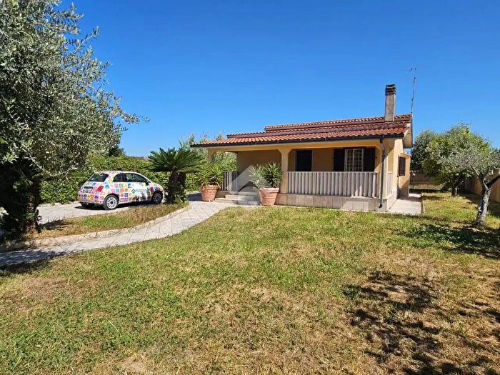 Casa quadrilocale in vendita in Strada del Bottero, Latina