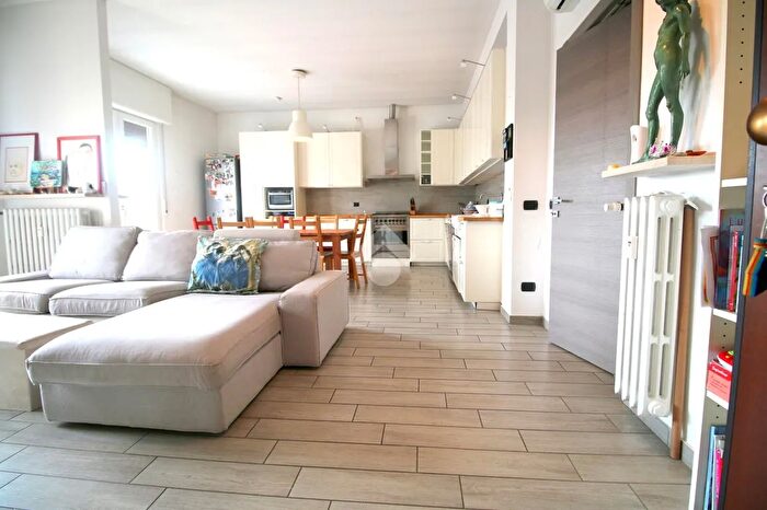 Appartamento trilocale in vendita in Via Papa Giovanni XXIII, Caronno Pertusella