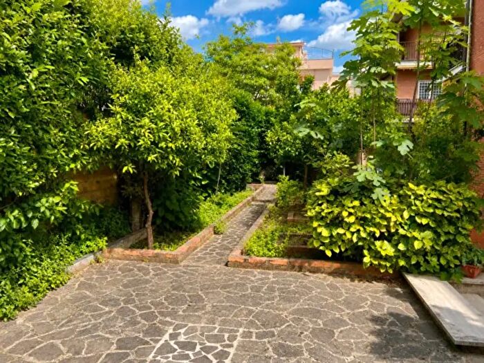 Appartamento trilocale in vendita in Via Lainate, Roma