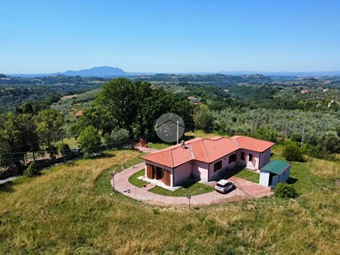 Casa quadrilocale in vendita in Via Spezzano, Montebuono
