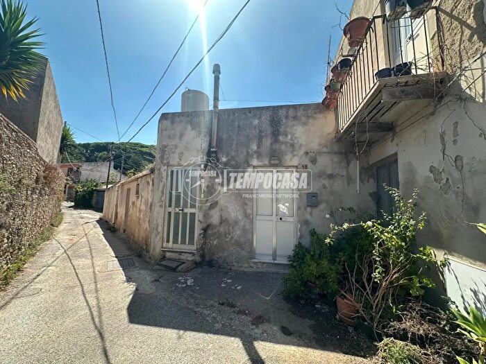 Casa quadrilocale in vendita in Via Acquicella, Messina