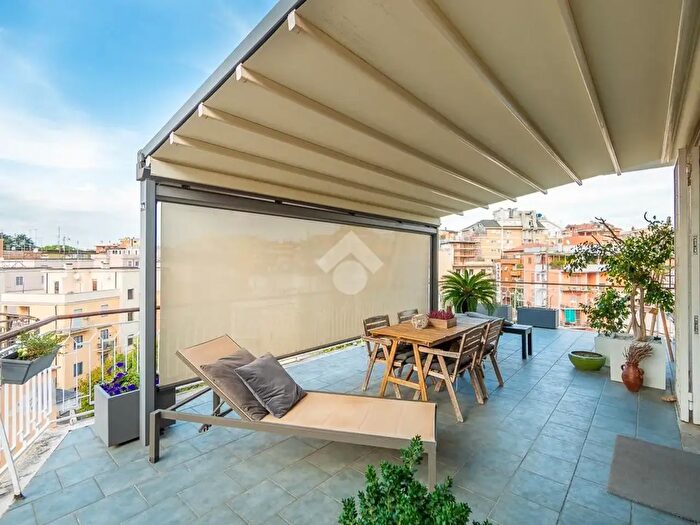 Appartamento trilocale in vendita in Via Carlo Lorenzini, Roma