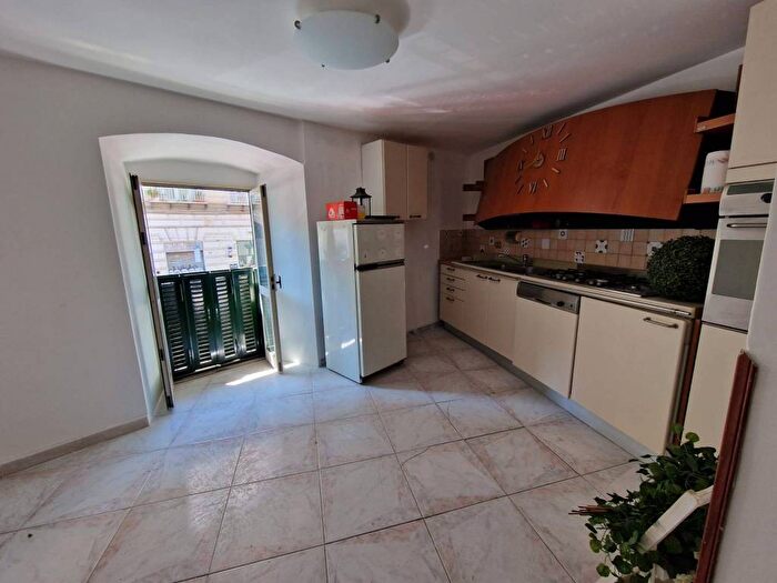 Appartamento bilocale in affitto in Via Pontenuovo, Tribunali, Napoli