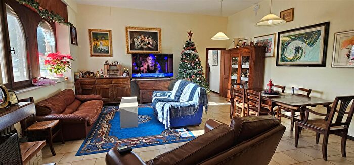 Casa con 7 locali in vendita in San Severino Marche