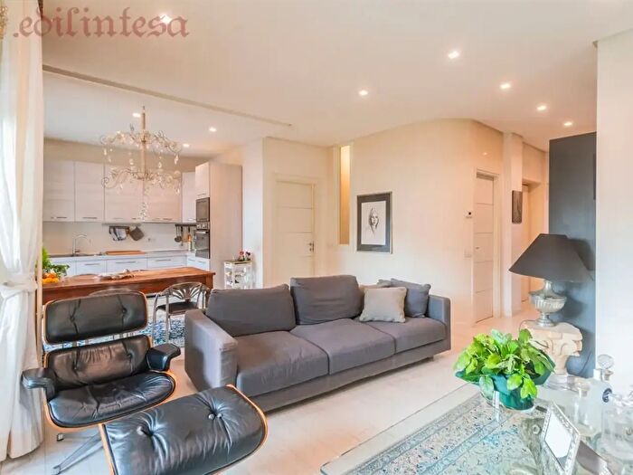 Appartamento trilocale in vendita in Monza