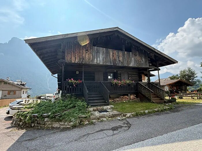 Casa trilocale in vendita in Strada De Larcioné, San Giovanni di Fassa