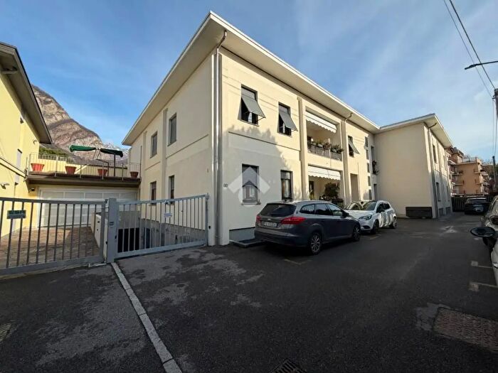 Appartamento trilocale in vendita in Via Albenza, Vercurago