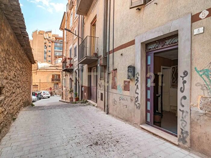 Casa con 9 locali in vendita in Via Longo, Enna