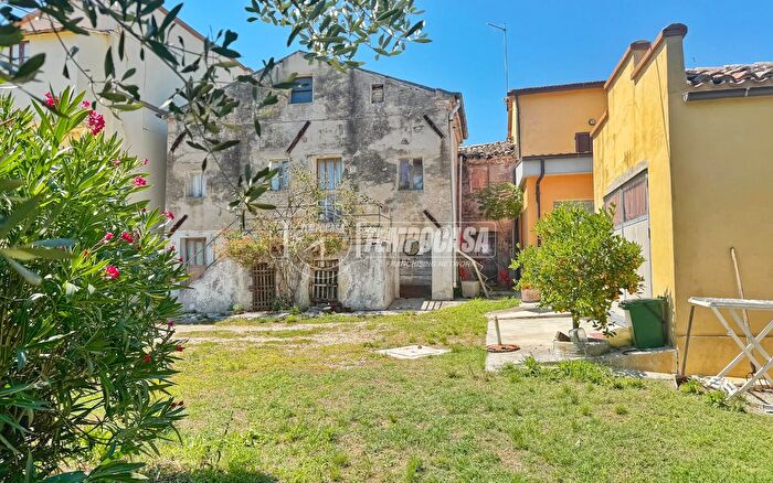 Casa bilocale in vendita in Via Oliveto, Montemarciano