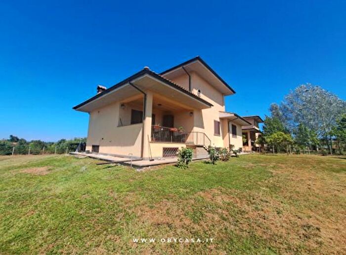 Casa con 6 locali in vendita in Vejano