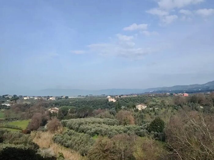 Casa con 6 locali in vendita in Lamporecchio