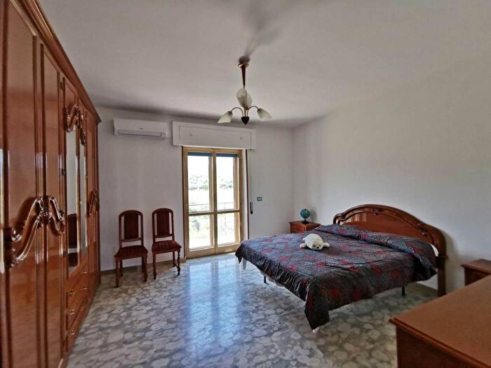 Appartamento trilocale in affitto in Via Marincola, Davoli