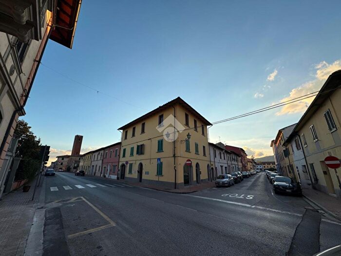 Appartamento con 6 locali in vendita in Via Santi Moroni, Bientina