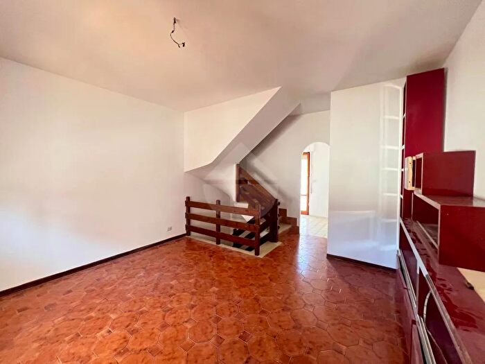 Casa con 5 locali in vendita in Pomezia