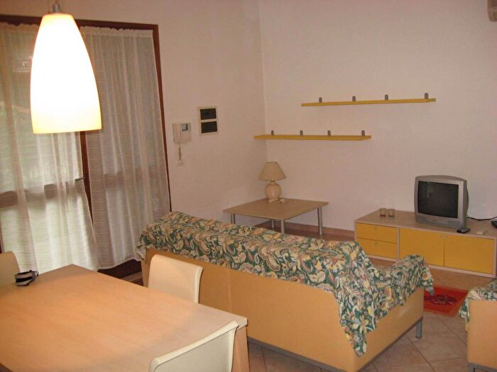 Appartamento trilocale in affitto in Viale Carlo Pisacane, Marina di Ravenna, Ravenna