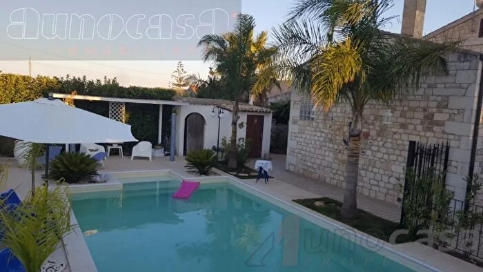 Casa con 7 locali in vendita in Modica