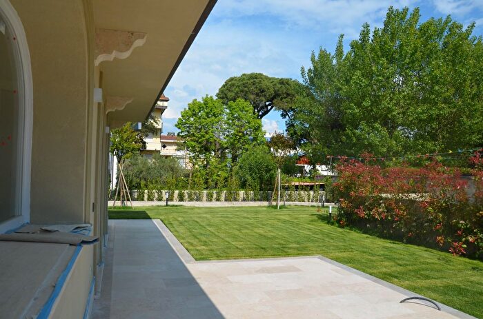 Appartamento con 6 locali in vendita in Viareggio