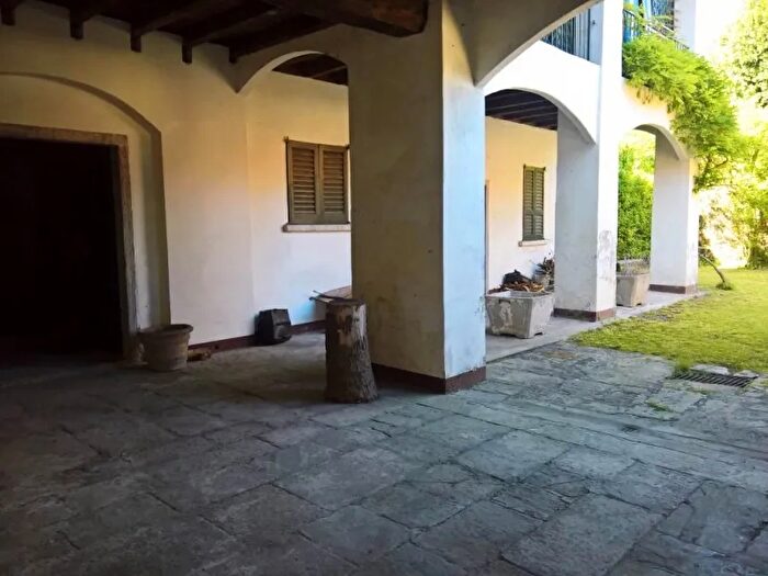 Casa con 15 locali in vendita in Via Indipendenza, Besozzo