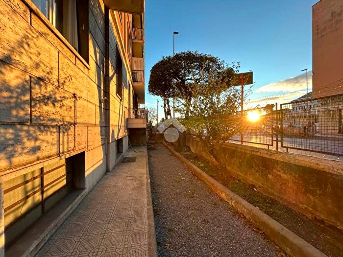 Appartamento con 6 locali in vendita in Via Angelo Orsini, Genova