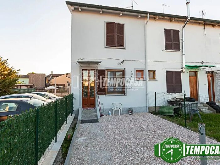 Casa trilocale in vendita in Via Dante Alighieri, Crespiatica