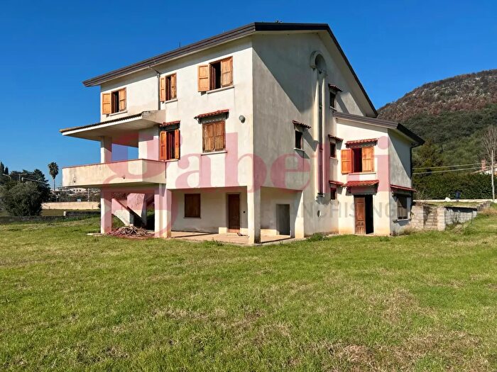 Casa con 9 locali in vendita in Via Vigne Vecchie Snc, San Salvatore Telesino