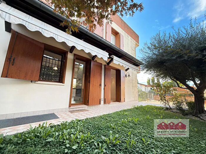 Casa con 6 locali in vendita in Strada di Bertesina, Vicenza