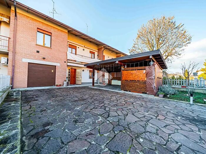 Casa con 9 locali in vendita in Via Pampari, Montecchio Emilia