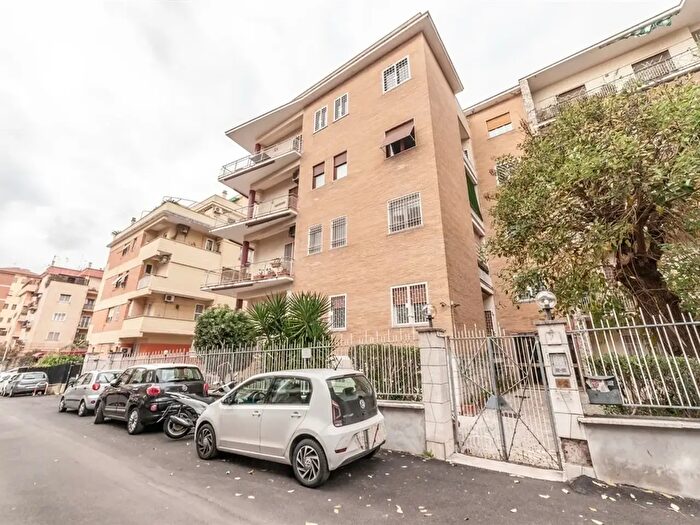 Appartamento con 5 locali in vendita in Via Giovanni Battista Falcone, Roma