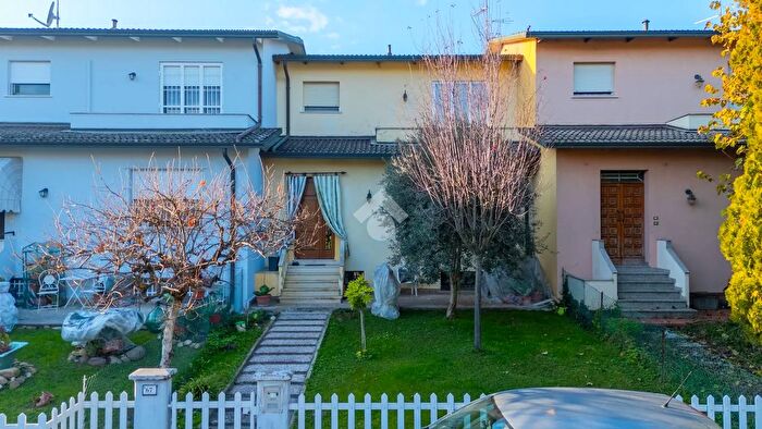 Casa con 6 locali in vendita in Via Fratelli Manfredi, Novellara