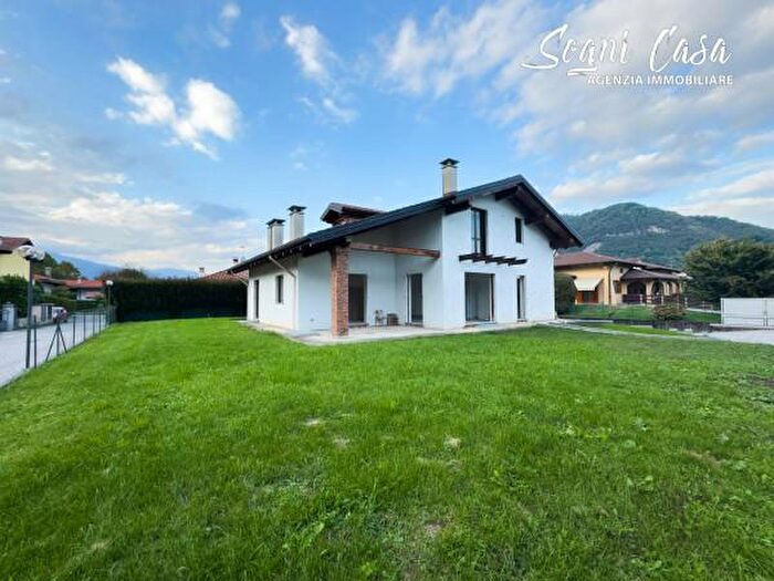 Casa con 5 locali in vendita in Viale Roma, Serravalle Sesia