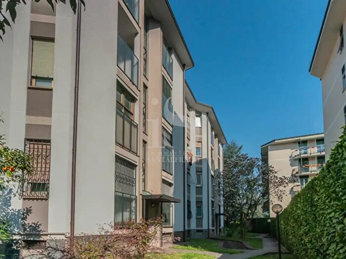 Appartamento trilocale in vendita in Via Emilio Borsa, Monza