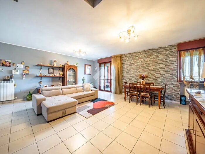 Appartamento con 6 locali in vendita in Via Cesare Zavattini, Reggio Emilia