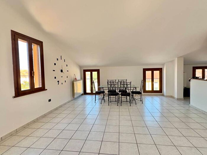 Appartamento quadrilocale in affitto in Piazza Cesare Battisti, Bondanello, Moglia