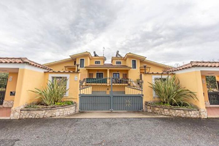 Casa trilocale in vendita in Vicolo di Passo Lombardo, Roma