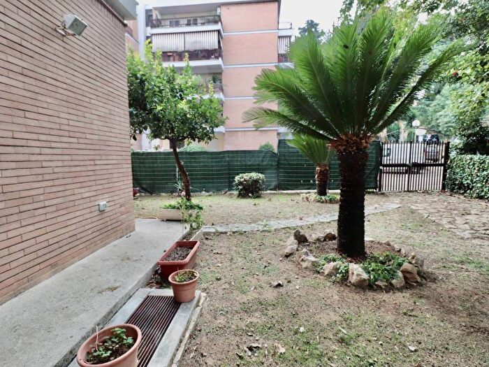 Appartamento trilocale in affitto in Via del Monte delle Capre, Trullo Colle del Sole, Roma