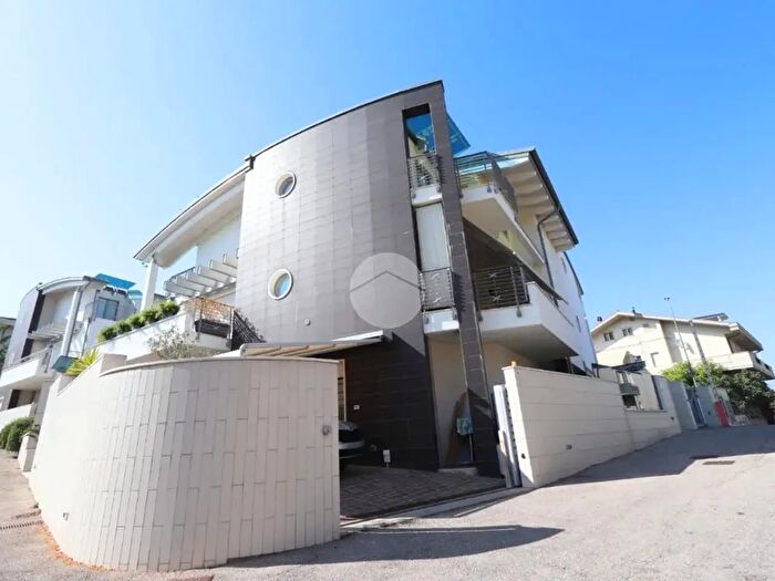 Casa quadrilocale in vendita in Via Colli Innamorati, Pescara
