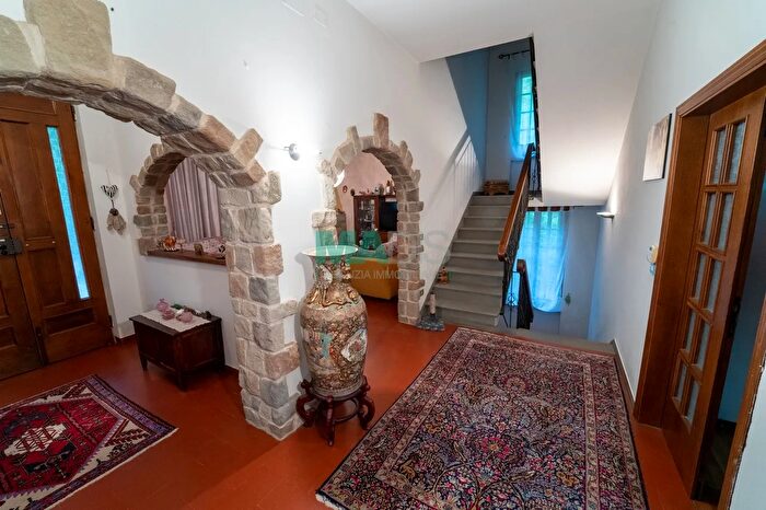 Casa con 7 locali in vendita in Vaiano