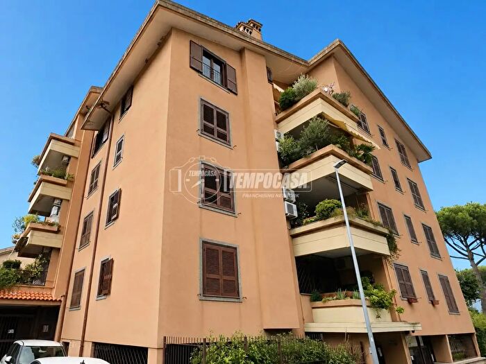 Appartamento trilocale in vendita in Via Domenico Falcioni, Roma