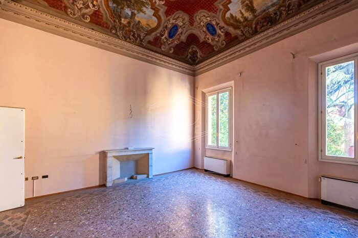 Appartamento trilocale in vendita in Strada Maggiore, Bologna