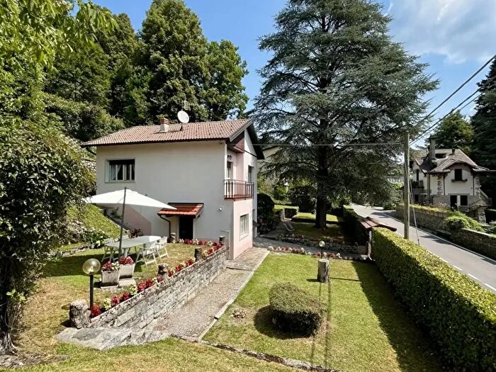 Casa con 5 locali in vendita in Viale Poletti, Alta Valle Intelvi